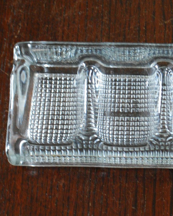 アンティーク 雑貨のガラス小物　アンティーク雑貨　イギリスで見つけたアンティークプレスドグラスの仕切り付きトレー。食事の時間を楽しく過ごすために作られた器貴重だったガラスがプレスドグラスの発達によって気軽に手に入るようになった時代に作られたテーブルウェア。(pg-5901)