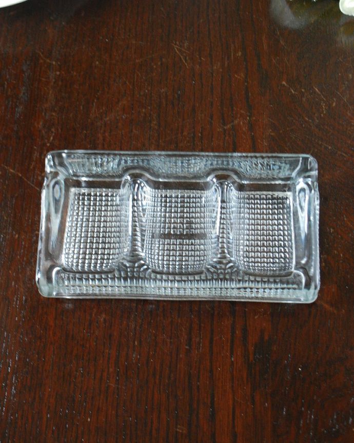 アンティーク 雑貨のガラス小物　アンティーク雑貨　イギリスで見つけたアンティークプレスドグラスの仕切り付きトレー。上から見るとこんな感じです。(pg-5901)