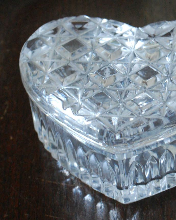 アンティーク 雑貨のガラス小物　アンティーク雑貨　きらめくハートのガラスキャニスター、フタ付きのアンティークプレスドグラス。ハートのモチーフが形が可愛い女性のための器もともとはドレッシングチェストの上に置いて、コットンやパフなどを収納するために作られたプレスドグラスです。(pg-5902)