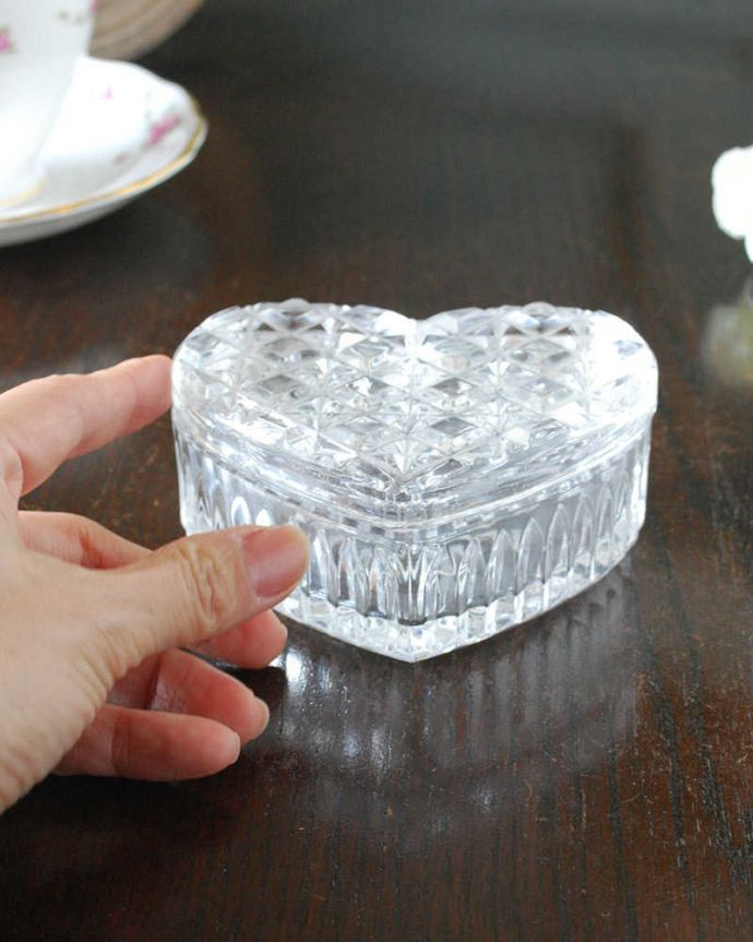 アンティーク 雑貨のガラス小物　アンティーク雑貨　きらめくハートのガラスキャニスター、フタ付きのアンティークプレスドグラス。ふたを開ける度にドキドキキラキラに輝く小物入れ。(pg-5902)