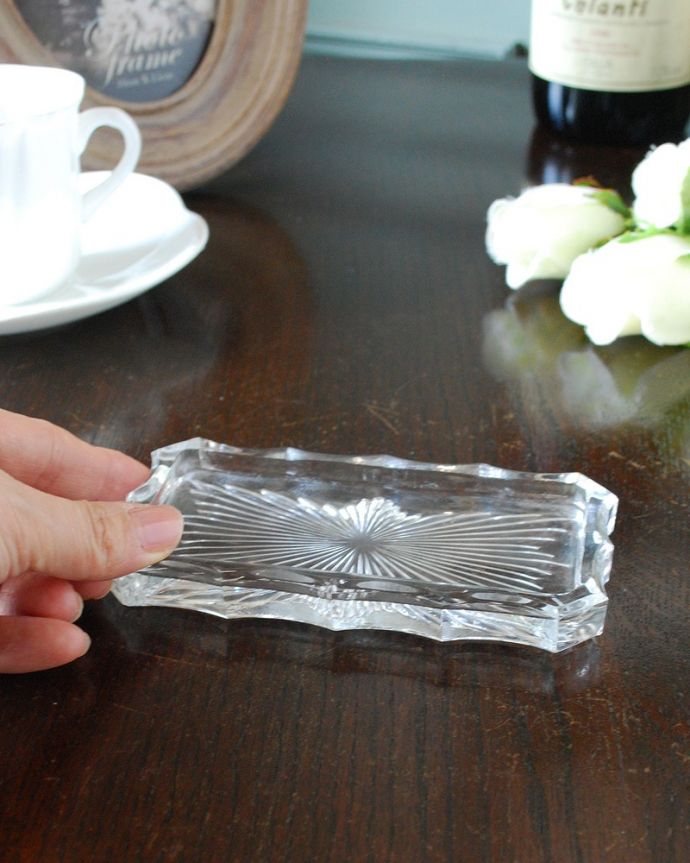 アンティーク 雑貨のガラス小物　アンティーク雑貨　イギリスのアンティークプレスドグラス、色々なシーンに使える小さなガラストレイ。小さなサイズが可愛い何個でも集めたくなっちゃう手のひらサイズ。(pg-5905)