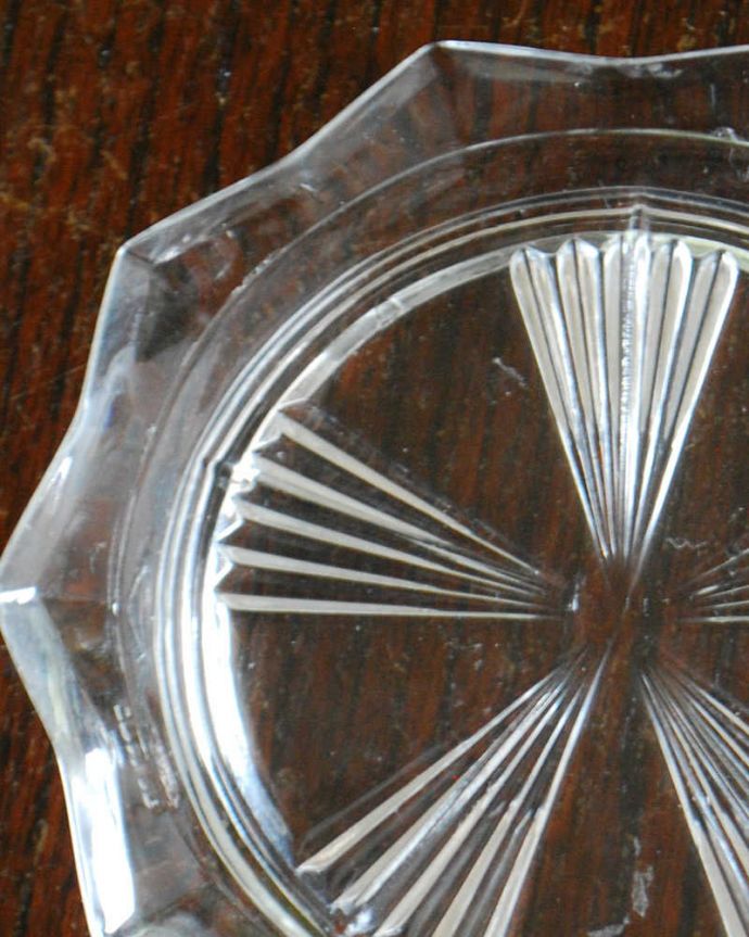 アンティーク 雑貨のガラス小物　アンティーク雑貨　アンティークプレスドグラスのガラスでできた小さなコースター。お茶の時間を華やかにする小さなガラスのコースター毎日のお茶の時間や、特別なおもてなしにもピッタリな美しいガラスのコースターです。(pg-5907)