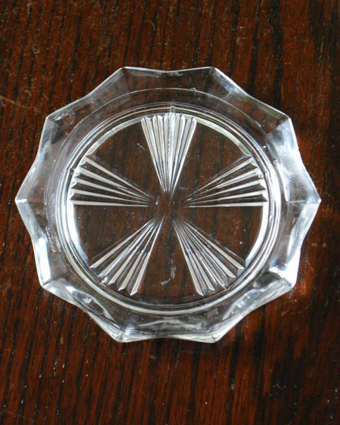 アンティーク 雑貨のガラス小物　アンティーク雑貨　アンティークプレスドグラスのガラスでできた小さなコースター。上から見るとこんな形アンティークなので多少のキズやカケがある場合はありますが、使用上問題はありませんのでご了承下さい。(pg-5907)
