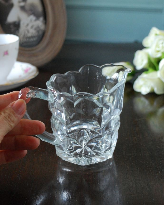 アンティーク 雑貨のガラス小物　アンティーク雑貨　ティータイムが優雅になるアンティークミルクポット（プレスドグラス） 。持ち手もしっかり付いています昔と同じようにミルクを入れて使うのはもちろん使い方は自由自在。(pg-5910)