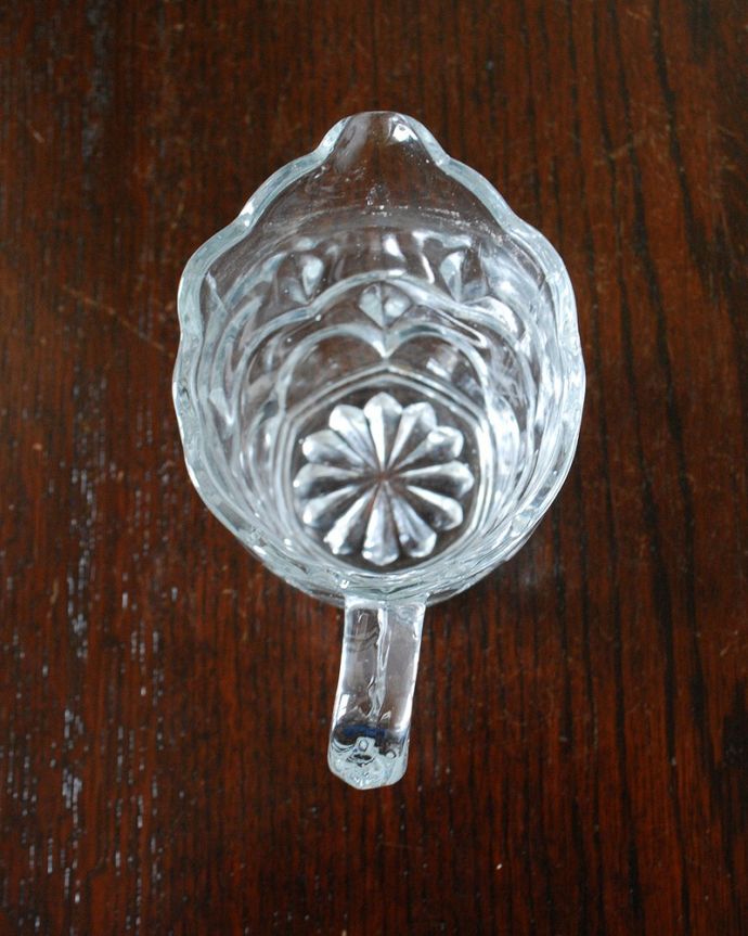 アンティーク 雑貨のガラス小物　アンティーク雑貨　ティータイムが優雅になるアンティークミルクポット（プレスドグラス） 。上から見るとこんな感じです。(pg-5910)