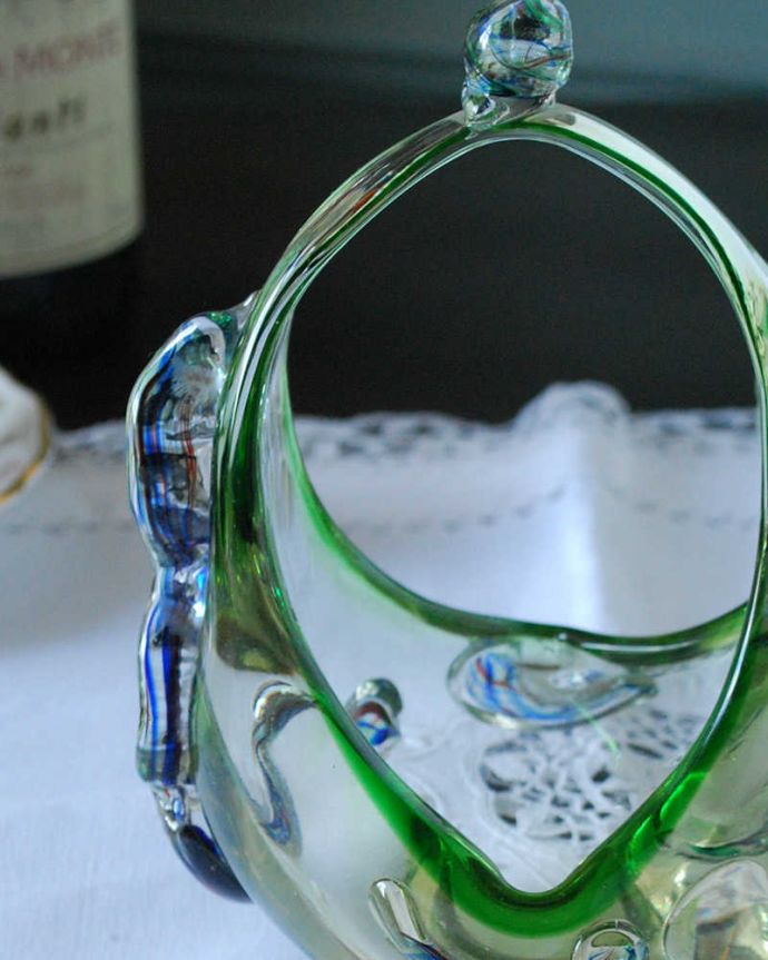 アンティーク 雑貨のガラス小物　アンティーク雑貨　グリーンとブルーの透明感が美しいアンティークプレスドグラス、バスケット（グリーン）。ガラスで出来た持ち手付きの可愛いバスケット見ているだけで可愛いバスケットの形をしたアンティークのプレスドグラス。(pg-5911)