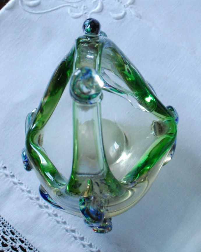 アンティーク 雑貨のガラス小物　アンティーク雑貨　グリーンとブルーの透明感が美しいアンティークプレスドグラス、バスケット（グリーン）。上から見ると･･･アンティークなので多少のキズやカケがある場合はありますが、使用上問題はありませんのでご了承下さい。(pg-5911)