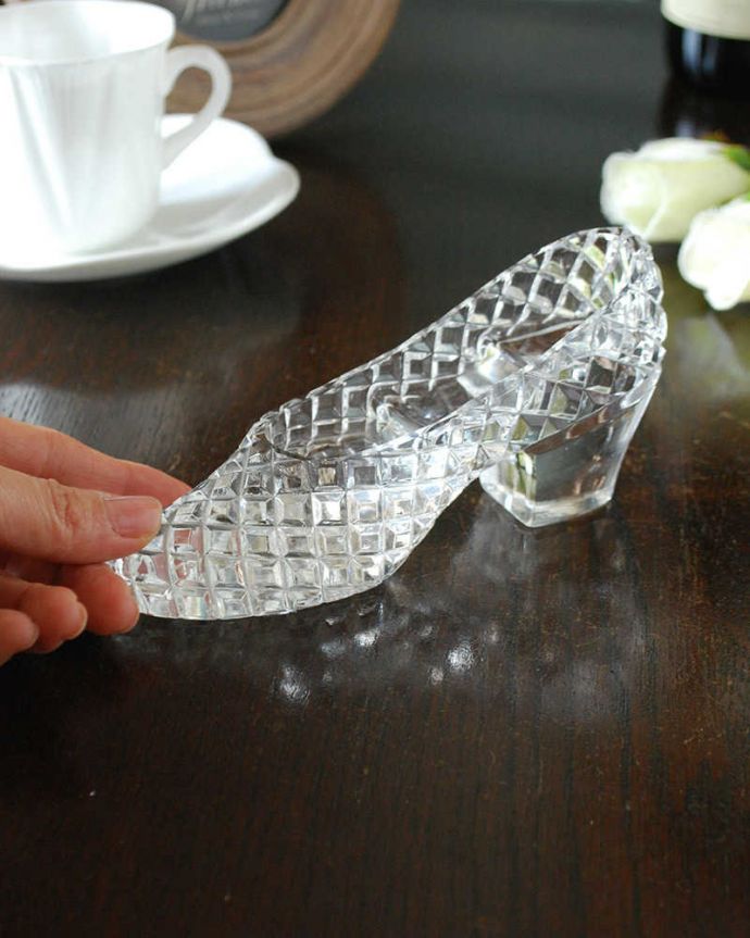 アンティーク 雑貨のガラス小物　アンティーク雑貨　イギリスで見つけた美しいガラスのシューズ（靴）アンティークプレスドグラス 。見ているだけでワクワクしちゃう飾っておくと、王子様が迎えに来てくれるかも？光が入る度にキラキラ輝きます。(pg-5914)