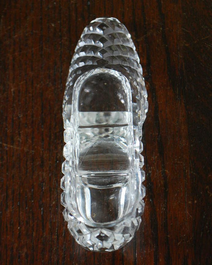 アンティーク 雑貨のガラス小物　アンティーク雑貨　イギリスで見つけた美しいガラスのシューズ（靴）アンティークプレスドグラス 。上から見ると、こんな形アンティークなので多少のキズやカケがある場合はありますが、使用上問題はありませんのでご了承下さい。(pg-5914)