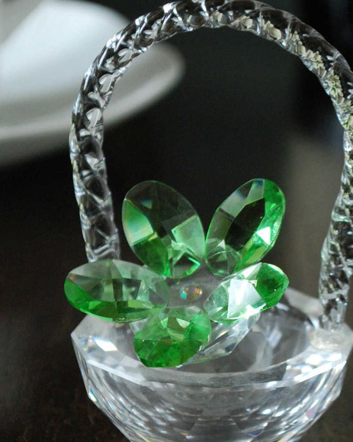 アンティーク 雑貨のガラス小物　アンティーク雑貨　グリーンのお花が付いたガラスのバスケットのオブジェ（アンティークプレスドグラス）。ガラスで出来た持ち手付きの可愛いバスケット見ているだけで可愛いバスケットの形をしたアンティークのプレスドグラス。(pg-5916)