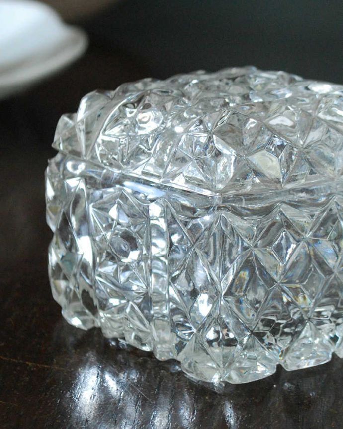 アンティーク 雑貨のガラス小物　アンティーク雑貨　ダイヤ模様が煌くフタ付きの小物いれ、アンティークプレスドグラスのパフケース。ドレッシングセットに欠かせなかった女性のための器もともとはドレッシングチェストの上に置いて、アクセサリーを収納するために作られたプレスドグラスです。(pg-5917)