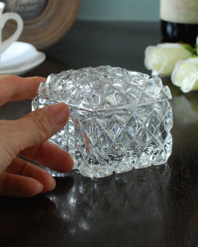 アンティーク 雑貨のガラス小物　アンティーク雑貨　ダイヤ模様が煌くフタ付きの小物いれ、アンティークプレスドグラスのパフケース。ふたを開ける度にワクワク･･･キラキラ輝くガラスの器は、どんな場所に置いても光りに反射してキレイに輝きます。(pg-5917)