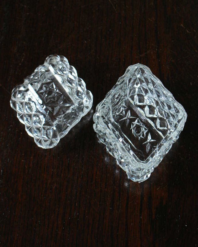 アンティーク 雑貨のガラス小物　アンティーク雑貨　ダイヤ模様が煌くフタ付きの小物いれ、アンティークプレスドグラスのパフケース。上から見ると･･･新品ではないので多少のキズや欠けはありますが、使用上問題のないものだけを選んできましたのでご了承下さい。(pg-5917)