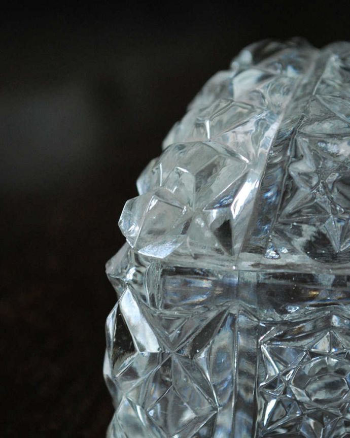 アンティーク 雑貨のガラス小物　アンティーク雑貨　ダイヤ模様が煌くフタ付きの小物いれ、アンティークプレスドグラスのパフケース。カケがあるのでSALE価格ですカケがありました。(pg-5917)
