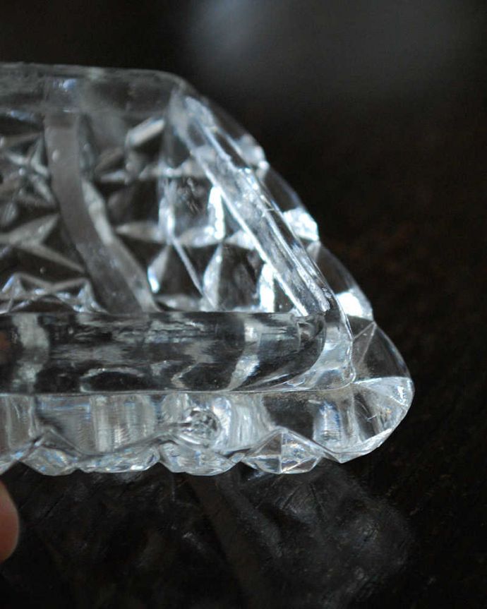 アンティーク 雑貨のガラス小物　アンティーク雑貨　ダイヤ模様が煌くフタ付きの小物いれ、アンティークプレスドグラスのパフケース。。(pg-5917)