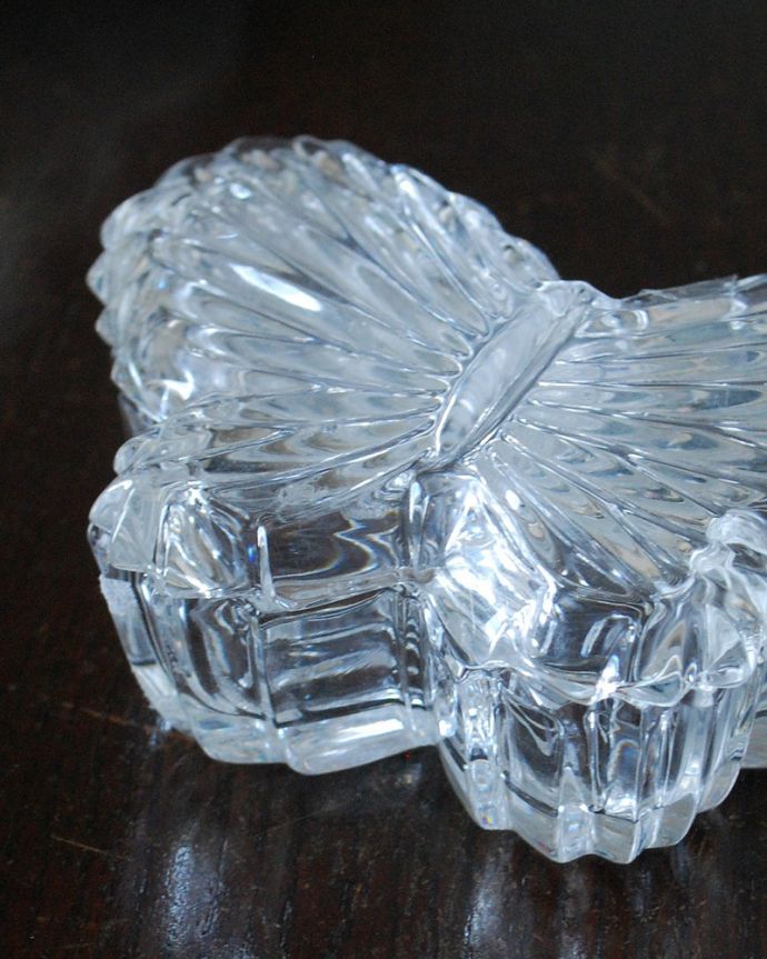 アンティーク 雑貨のガラス小物　アンティーク雑貨　アンティークプレスドグラスの雑貨、蝶のかたちが美しいガラスケース（バタフライ）。蝶が優雅に舞う美しいプレスドグラス中にどんなものを入れても優雅に使えちゃうプレスドグラス。(pg-5919)