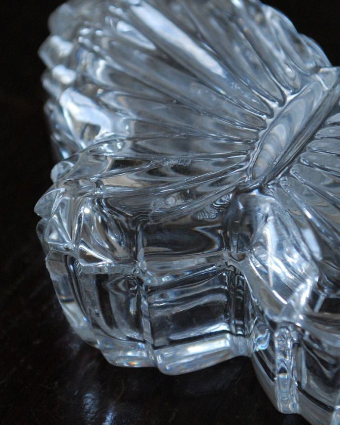 アンティーク 雑貨のガラス小物　アンティーク雑貨　アンティークプレスドグラスの雑貨、蝶のかたちが美しいガラスケース（バタフライ）。カケがあるのでSALE価格ですカケがありました。(pg-5919)