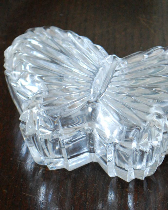 アンティーク 雑貨のガラス小物　アンティーク雑貨　アンティークプレスドグラスの雑貨、蝶のかたちが美しいガラスケース（バタフライ）。蝶が優雅に舞う美しいプレスドグラス中にどんなものを入れても優雅に使えちゃうプレスドグラス。(pg-5920)