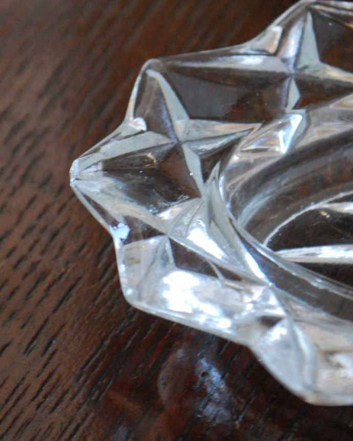 アンティーク 雑貨のガラス小物　アンティーク雑貨　トレー付きのガラスのソースポット、アンティークプレスドグラス。カケがあるのでSALE価格ですカケがありました。(pg-5929)