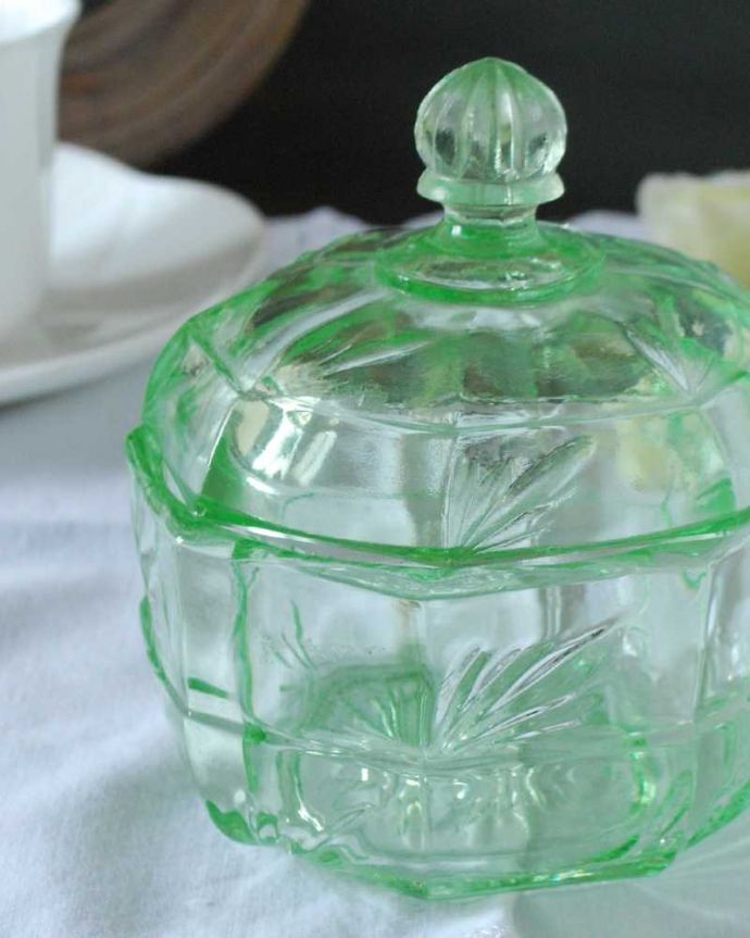 アンティーク 雑貨のガラス小物　アンティーク雑貨　華やかなグリーンカラー、アンティークガラスの小物入れ（プレスドグラス）。女性のために作られたパフボール入れもともとは女性がお化粧するためのコットンやパフを収納するために作られた器。(pg-5931)
