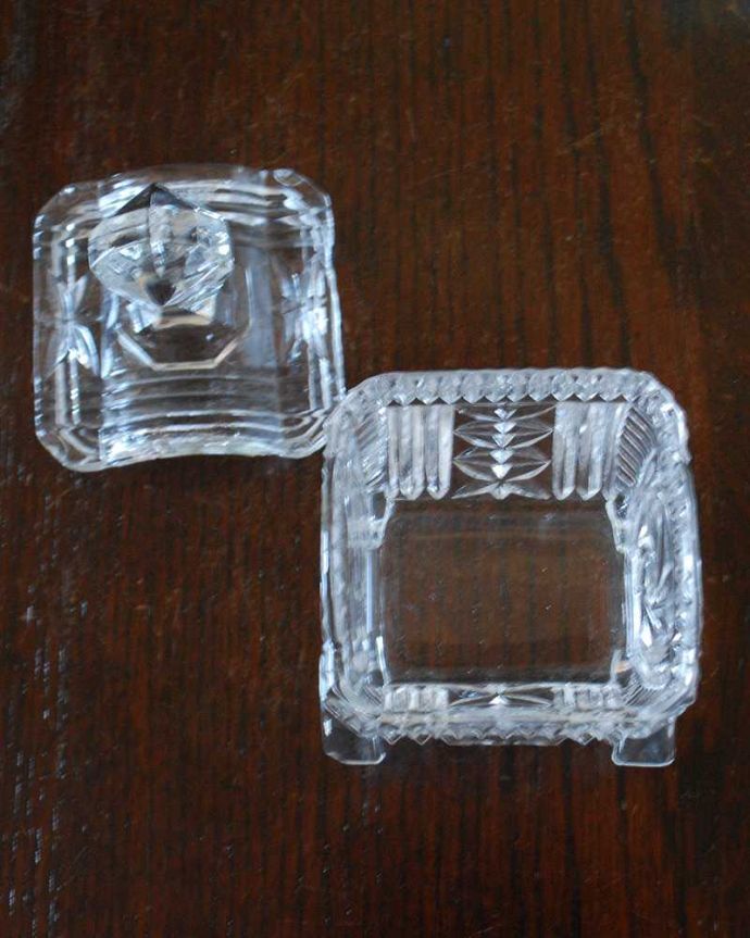 アンティーク 雑貨のガラス小物　アンティーク雑貨　脚付きのガラスの小物入れ、英国輸入のアンティーク雑貨（プレスドグラス）。上から見ると･･･新品ではないので多少のキズや欠けはありますが、使用上問題のないものだけを選んできましたのでご了承下さい。(pg-5932)