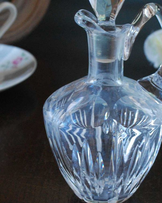 アンティーク 雑貨のガラス小物　アンティーク雑貨　ゴージャスな香水ボトル、アンティーク雑貨のフレグランスボトル（プレスドグラス）。華やかな香りを包む美しい瓶美しいガラスボトルに閉じ込められた華やかな香り。(pg-5939)
