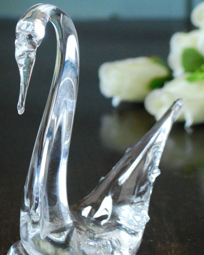 アンティーク 雑貨のガラス小物　アンティーク雑貨　泳ぐ姿が美しいガラスのスワン、アンティークプレスドグラス（白鳥）。大切にされてきた白鳥のモチーフとっても美しい白鳥の形をしたプレスドグラス。(pg-5947)