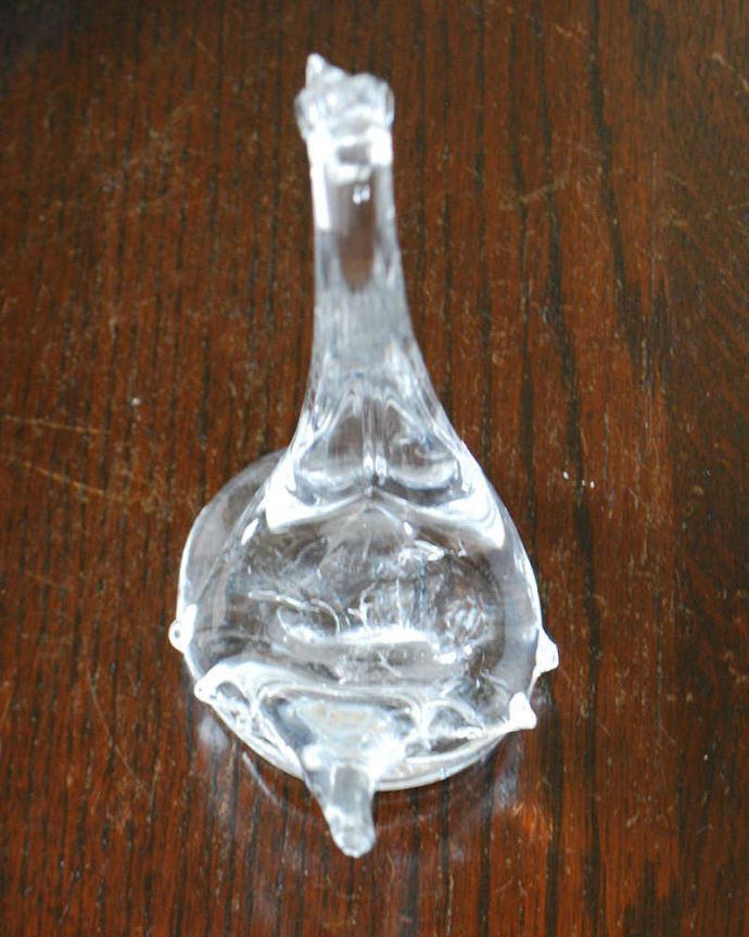 アンティーク 雑貨のガラス小物　アンティーク雑貨　泳ぐ姿が美しいガラスのスワン、アンティークプレスドグラス（白鳥）。上から見るとこんな感じです。(pg-5947)