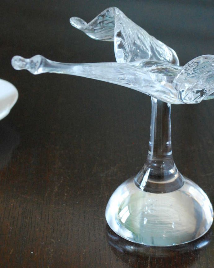アンティーク 雑貨のガラス小物　アンティーク雑貨　飛んでいる姿も優雅な白鳥のアンティークプレスドグラス（スワンオブジェ）。大切にされてきた白鳥のモチーフとっても美しい白鳥の形をしたプレスドグラス。(pg-5949)