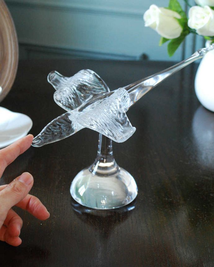 アンティーク 雑貨のガラス小物　アンティーク雑貨　飛んでいる姿も優雅な白鳥のアンティークプレスドグラス（スワンオブジェ）。大きさはこれくらいですコレクションしたくなるくらい、いろんなサイズのものがあります。(pg-5949)