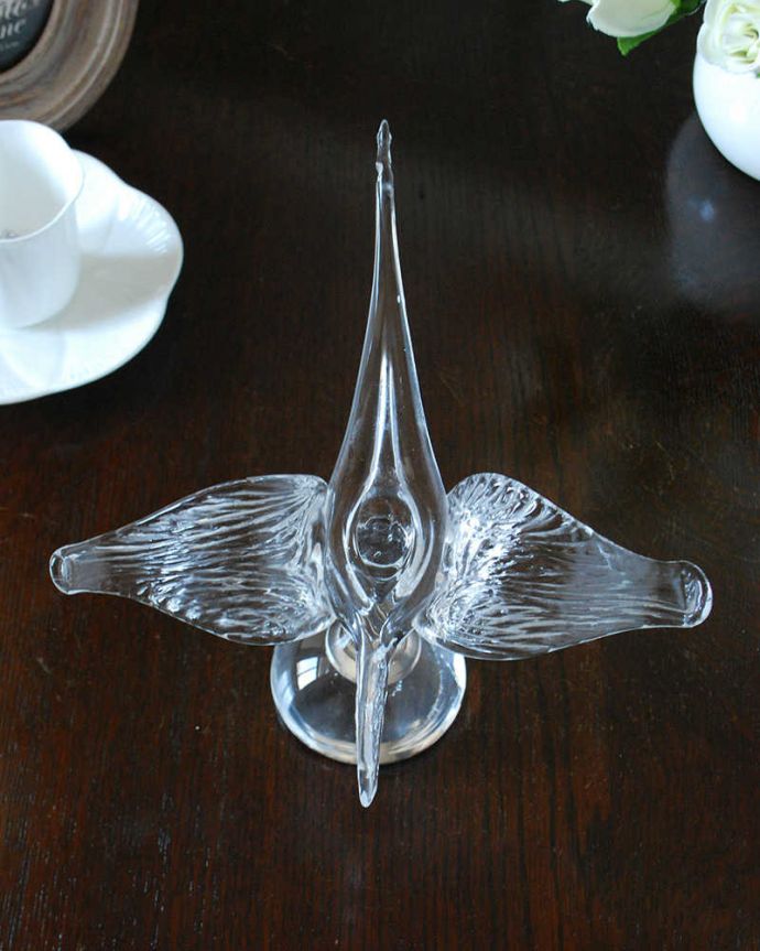 アンティーク 雑貨のガラス小物　アンティーク雑貨　飛んでいる姿も優雅な白鳥のアンティークプレスドグラス（スワンオブジェ）。上から見るとこんな感じです。(pg-5949)