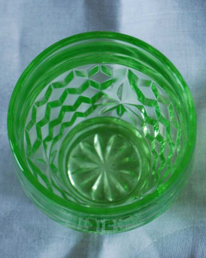 アンティーク 雑貨のガラス小物　アンティーク雑貨　アンティークでしか手に入らないめずらしいヴァセリンガラスのプレスドグラス。上から見るとこんな感じですアンティークなので多少のキズやカケがある場合はありますが、使用上問題はありませんのでご了承下さい。(pg-5951)