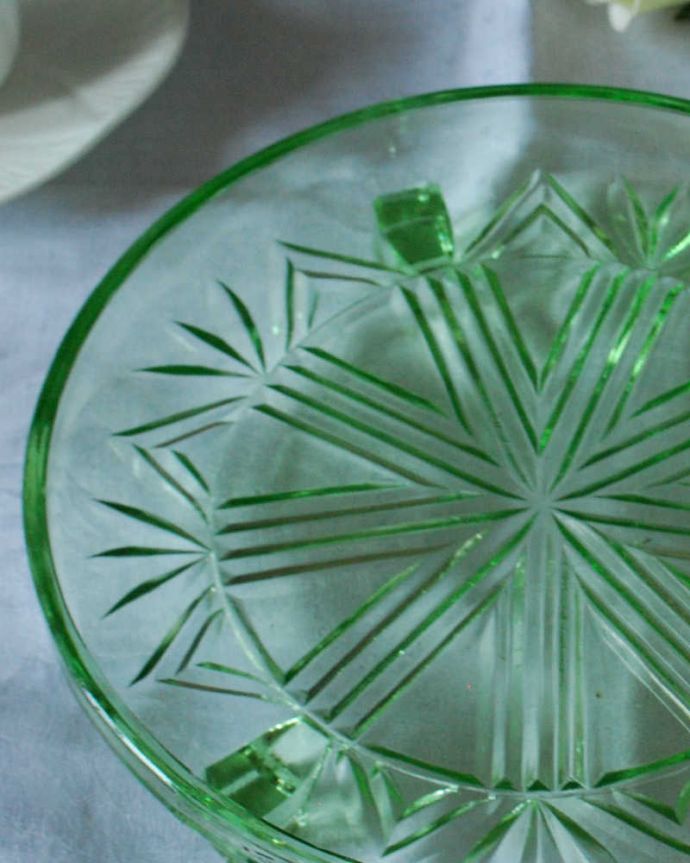 アンティーク 雑貨のガラス小物　アンティーク雑貨　華やかなグリーンカラーのプレスドグラス、アンティークガラスのプレート（お皿）。食事の時間を楽しく過ごすために作られた器貴重だったガラスがプレスドグラスの発達によって気軽に手に入るようになった時代に作られたテーブルウェア。(pg-5956)