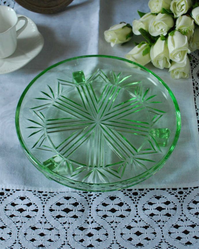 アンティーク 雑貨のガラス小物　アンティーク雑貨　華やかなグリーンカラーのプレスドグラス、アンティークガラスのプレート（お皿）。上から見るとこんな感じです。(pg-5956)