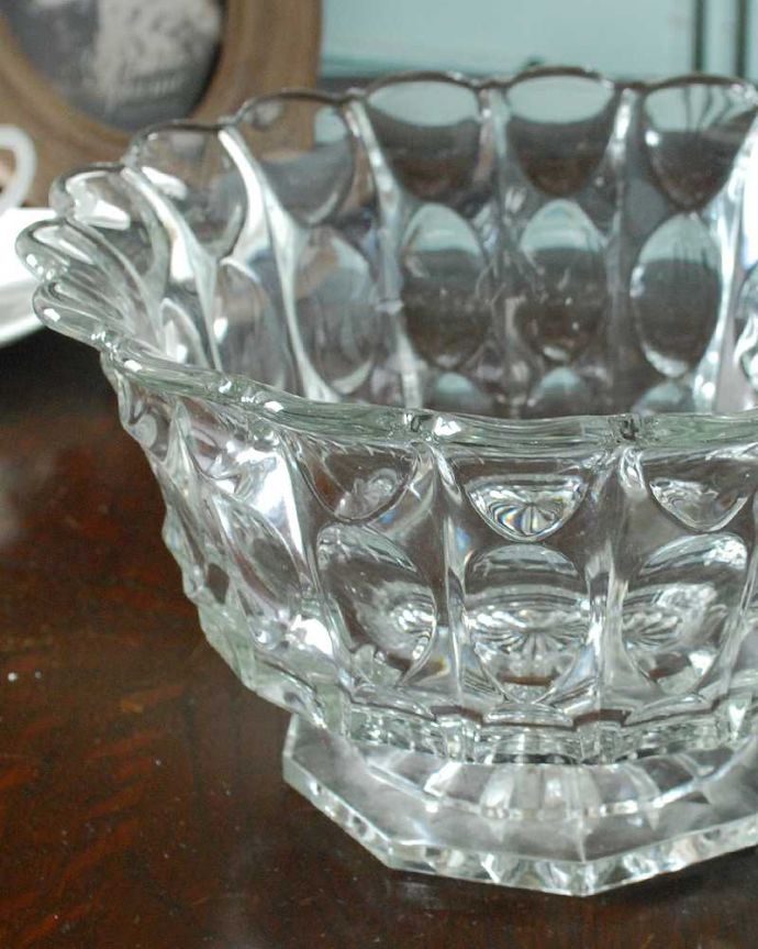 アンティーク 雑貨のガラス小物　アンティーク雑貨　まるでお花が咲いたようなアンティークプレスドグラスのボウル。食事の時間を楽しく過ごすために作られた器貴重だったガラスがプレスドグラスの発達によって気軽に手に入るようになった時代に作られたテーブルウェア。(pg-5957)