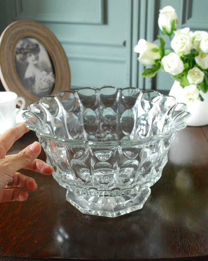 アンティーク 雑貨のガラス小物　アンティーク雑貨　まるでお花が咲いたようなアンティークプレスドグラスのボウル。いろいろ便利に使えます食卓で使うのはもちろん、お花を浮かべたり、花器代わりに使ったりと自分だけの使い方を楽しんで下さい。(pg-5957)