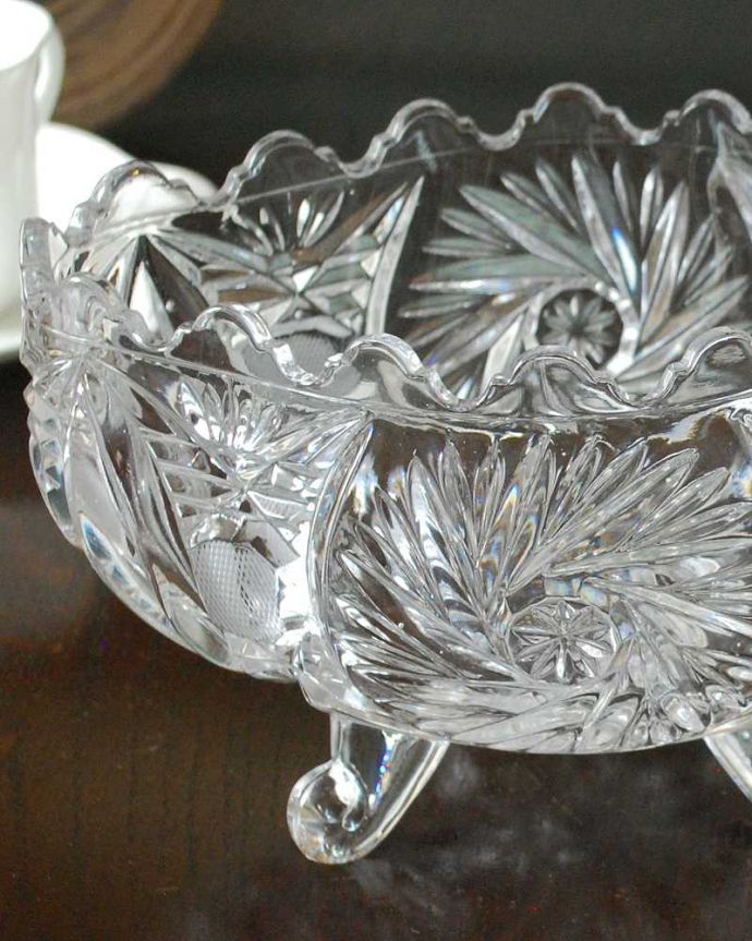 アンティーク 雑貨のガラス小物　アンティーク雑貨　お花模様が付いた脚付きのアンティークプレスドグラスのボウル。食事の時間を楽しく過ごすために作られた器貴重だったガラスがプレスドグラスの発達によって気軽に手に入るようになった時代に作られたテーブルウェア。(pg-5961)