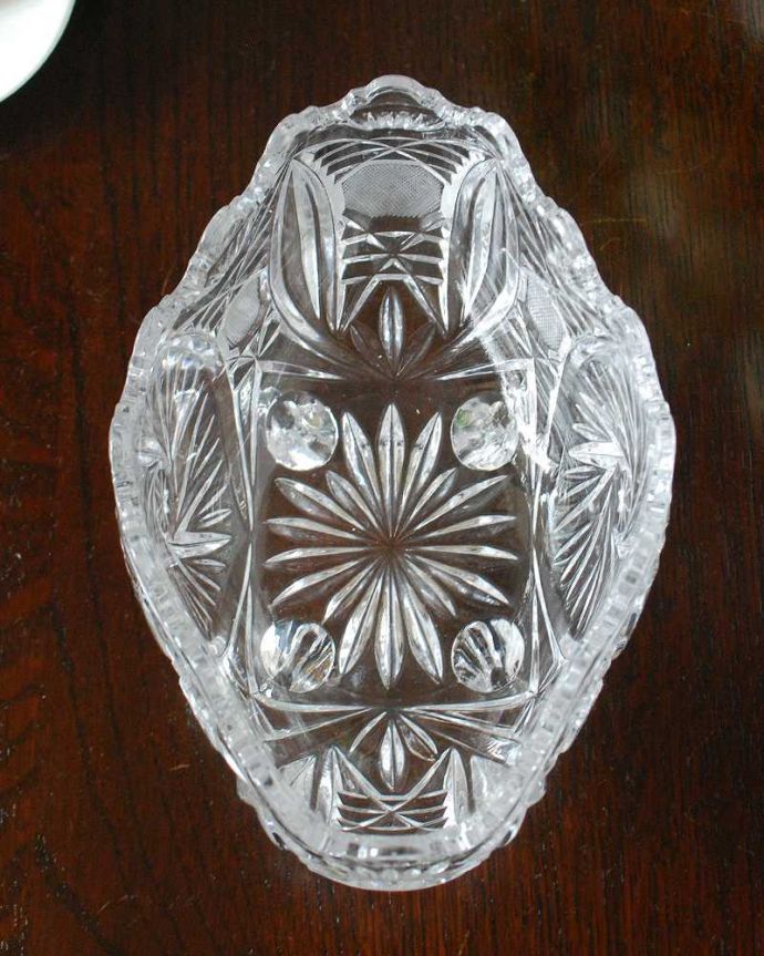 アンティーク 雑貨のガラス小物　アンティーク雑貨　お花模様が付いた脚付きのアンティークプレスドグラスのボウル。上から見るとこんな感じです。(pg-5961)