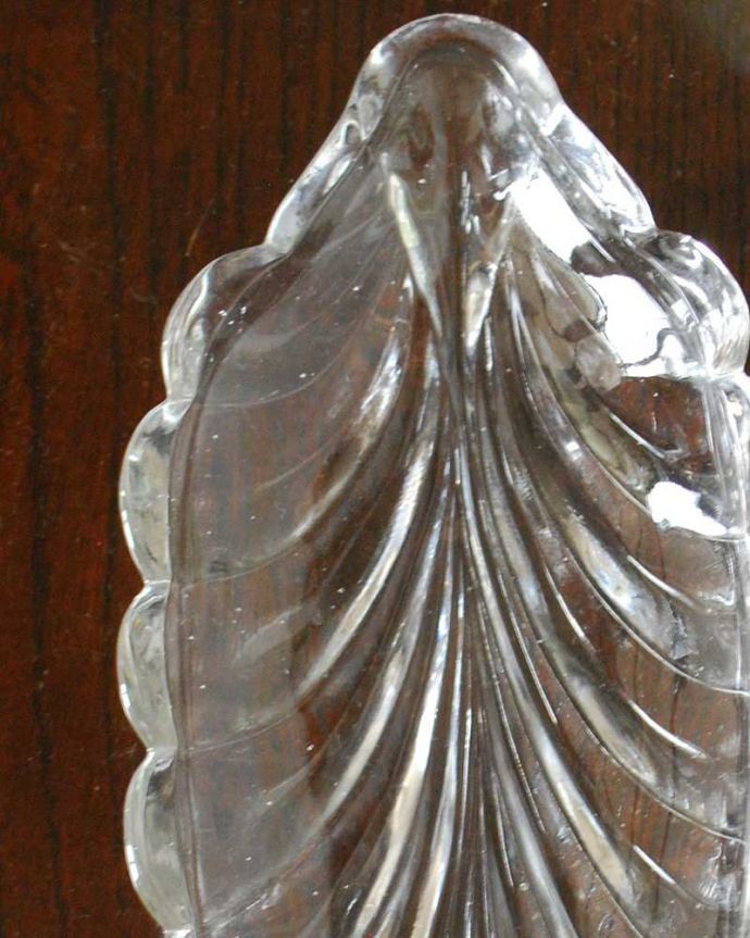アンティーク 雑貨のガラス小物　アンティーク雑貨　イギリスで見つけたリーフモチーフの可愛いアンティークプレスドグラスのプレート。食事の時間を楽しく過ごすために作られた器貴重だったガラスがプレスドグラスの発達によって気軽に手に入るようになった時代に作られたテーブルウェア。(pg-5962)