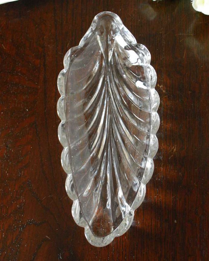 アンティーク 雑貨のガラス小物　アンティーク雑貨　イギリスで見つけたリーフモチーフの可愛いアンティークプレスドグラスのプレート。上から見るとこんな感じです。(pg-5962)