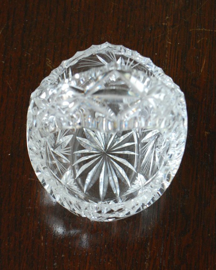 アンティーク 雑貨のガラス小物　アンティーク雑貨　アンティークプレスドグラスの小さくて可愛いバスケット（マルシェカゴ） 。上から見ると･･･アンティークなので多少のキズやカケがある場合はありますが、使用上問題はありませんのでご了承下さい。(pg-5964)