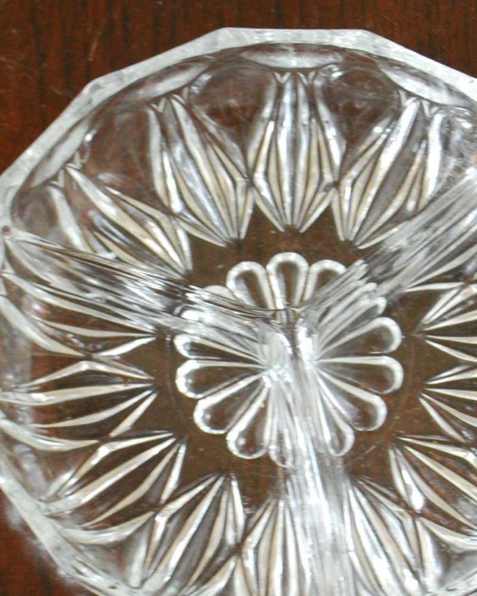 アンティーク 雑貨のガラス小物　アンティーク雑貨　使い勝手の良い仕切り付きアンティークプレート、イギリスで見つけたプレスドグラス。食事の時間を楽しく過ごすために作られた器貴重だったガラスがプレスドグラスの発達によって気軽に手に入るようになった時代に作られたテーブルウェア。(pg-5968)