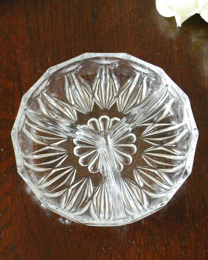 アンティーク 雑貨のガラス小物　アンティーク雑貨　使い勝手の良い仕切り付きアンティークプレート、イギリスで見つけたプレスドグラス。上から見るとこんな感じです。(pg-5968)