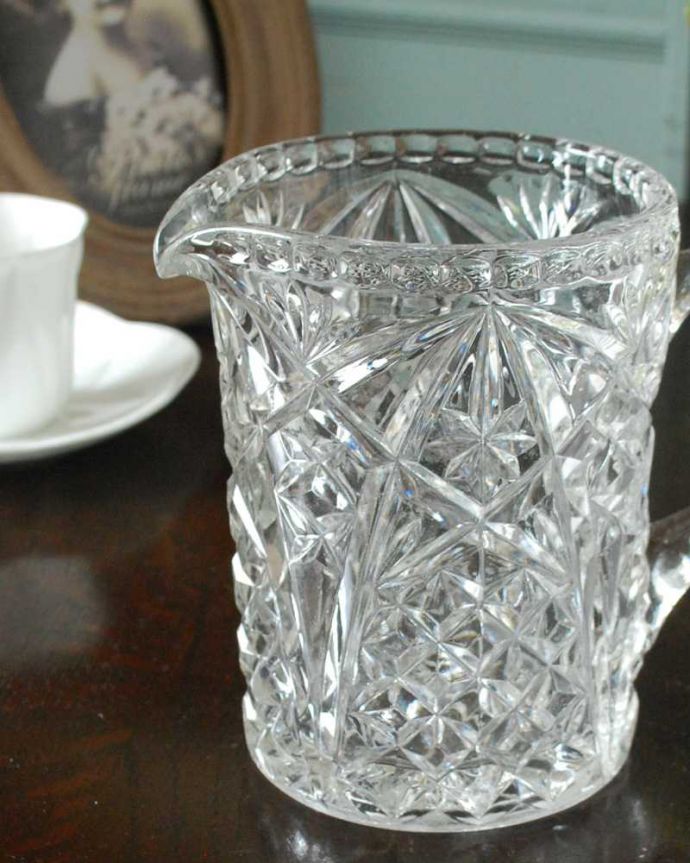 アンティーク 雑貨のガラス小物　アンティーク雑貨　毎日の食卓で活躍するアンティークプレスドグラス、豪華な輝きのウォータージャグ。英国の家庭には必ずあるウォータージャグアルコールを飲まない人のためにテーブルの中央にお水を置いて置かれていたウォータージャグ。(pg-5970)