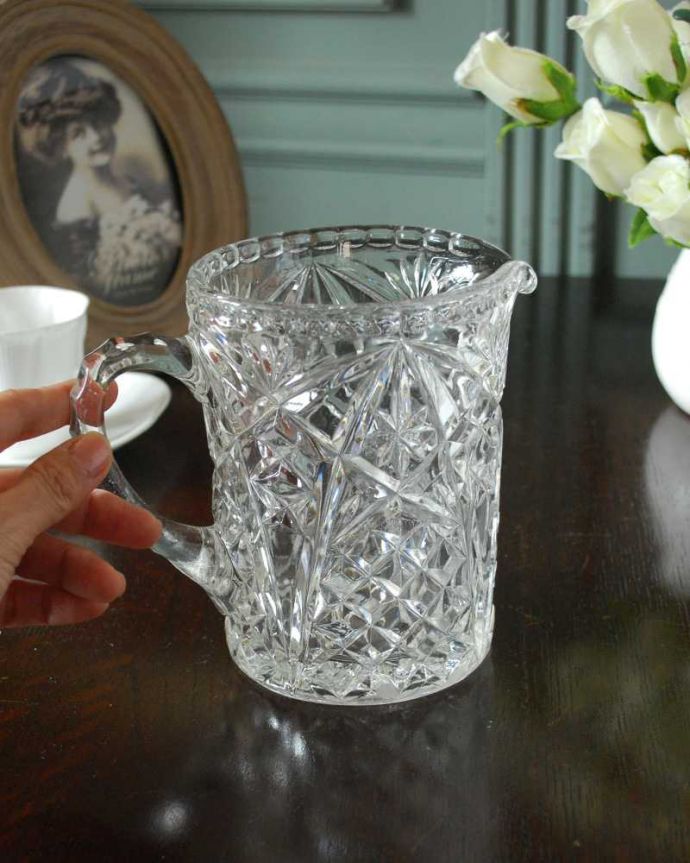 アンティーク 雑貨のガラス小物　アンティーク雑貨　毎日の食卓で活躍するアンティークプレスドグラス、豪華な輝きのウォータージャグ。いろんな使い方が出来ます飲み物を入れるのはもちろんフラワーベースとしても使いやすい便利なサイズです。(pg-5970)