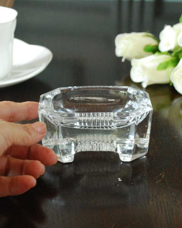 アンティーク 雑貨のガラス小物　アンティーク雑貨　小さなアンティークプレスドグラス、ガラスのスパイストレイ。使う度に、なんだかワクワク食事の時間が楽しくなっちゃう美しいデザイン。(pg-5973)