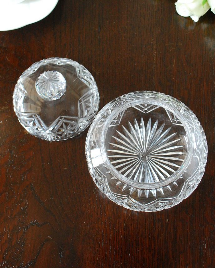 アンティーク 雑貨のガラス小物　アンティーク雑貨　何を入れても可愛く見えるアンティークプレスドグラスのキャニスター（ボンボン入れ）。中を見るとこんな感じアンティークなので多少のキズ・欠けがある場合がありますが、使用上問題ありませんのでご了承下さい。(pg-5975)