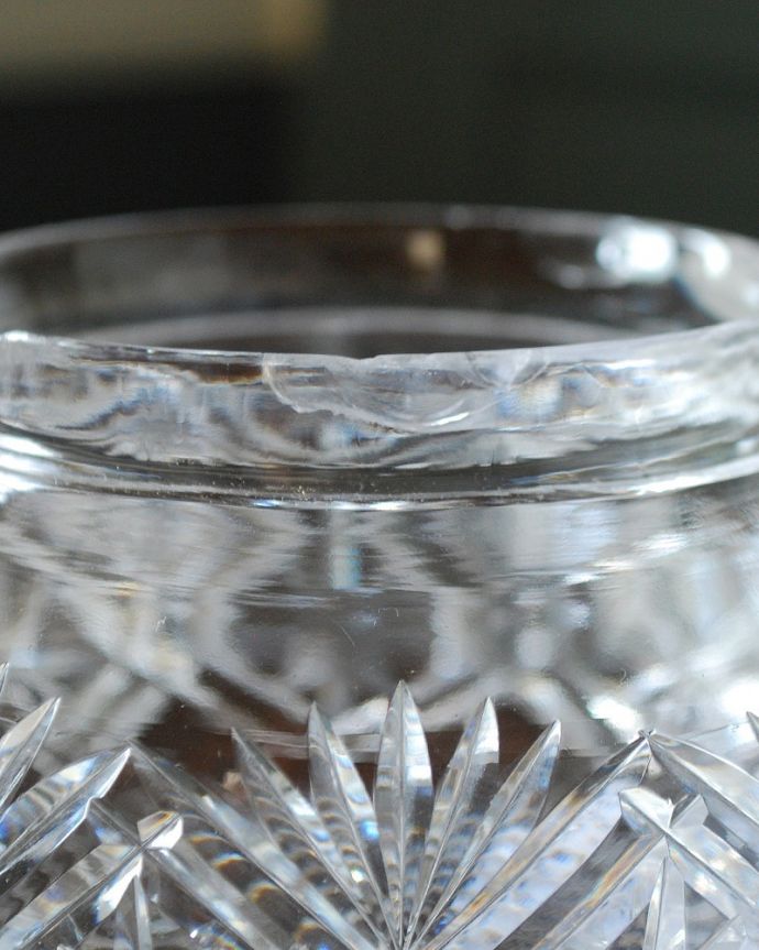 アンティーク 雑貨のガラス小物　アンティーク雑貨　何を入れても可愛く見えるアンティークプレスドグラスのキャニスター（ボンボン入れ）。カケがあるのでSALE価格ですカケがありました。(pg-5975)