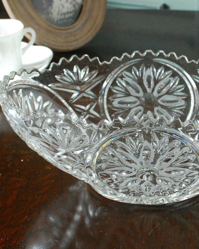 アンティーク 雑貨のガラス小物　アンティーク雑貨　上から見ても美しいお花が輝くアンティークプレスドグラスのボウル。食事の時間を楽しく過ごすために作られた器貴重だったガラスがプレスドグラスの発達によって気軽に手に入るようになった時代に作られたテーブルウェア。(pg-5980)