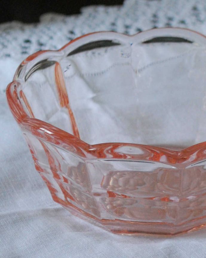 アンティーク 雑貨のガラス小物　アンティーク雑貨　淡いピンク色が可愛いプレスドグラス、小さなアンティークガラスボウル。食事の時間を楽しく過ごすために作られた器貴重だったガラスがプレスドグラスの発達によって気軽に手に入るようになった時代に作られたテーブルウェア。(pg-5981)